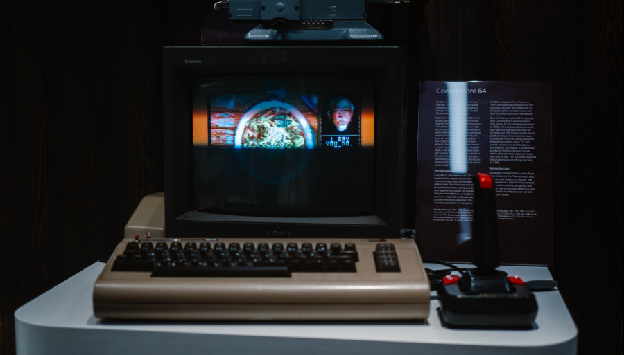 computadora antigua commodore 64 con un joypad reproduciendo un juego